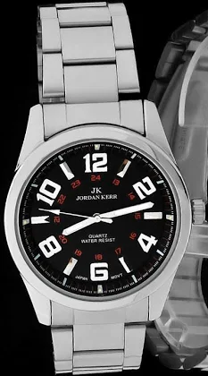 Solidny Męski Zegarek Na Srebrnej Bransolecie Z Wyraziście Zaakcentowanymi Indeksami Godzin I Czerwonymi Znacznikami Minut