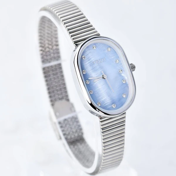 Zegarek z niebieską tarczą